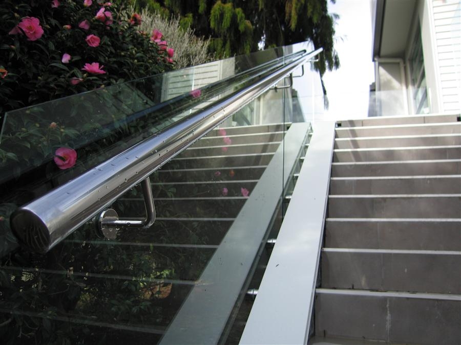 Glass railing round tube